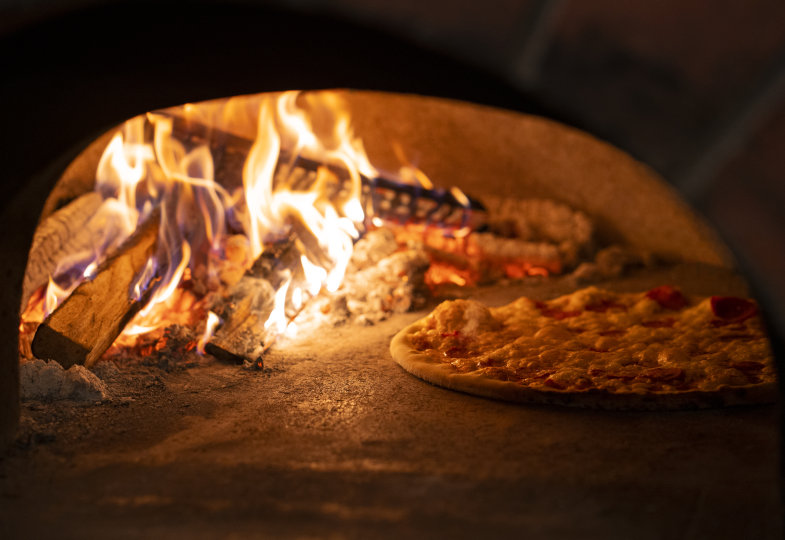 Pizza aus dem Lehmbackofen: Ein Rezept zum Backen mit Kindern