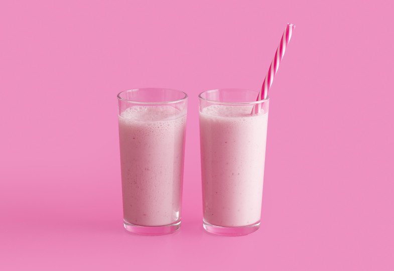 Zwei Gläser gefüllt mit einer rosa Flüssigkeit.