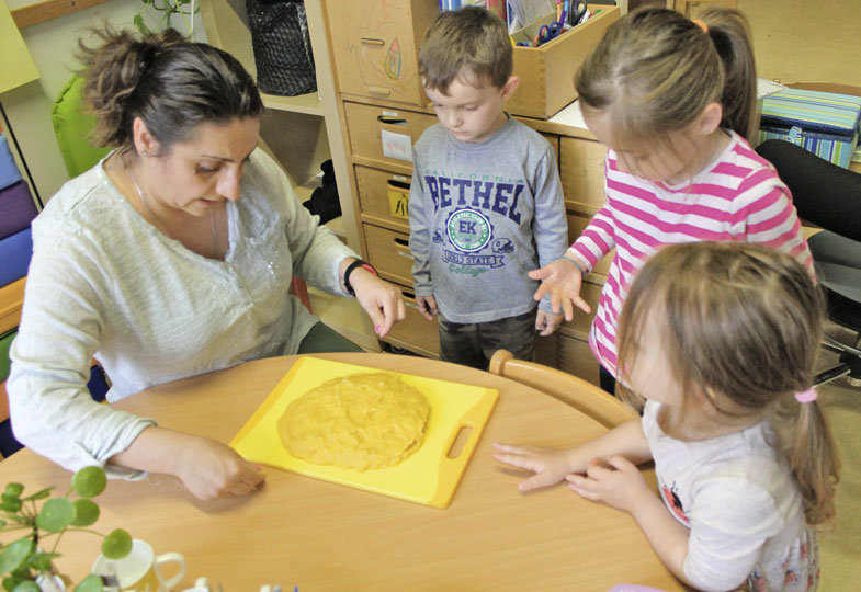 Kinder schauen Maisgrieß an