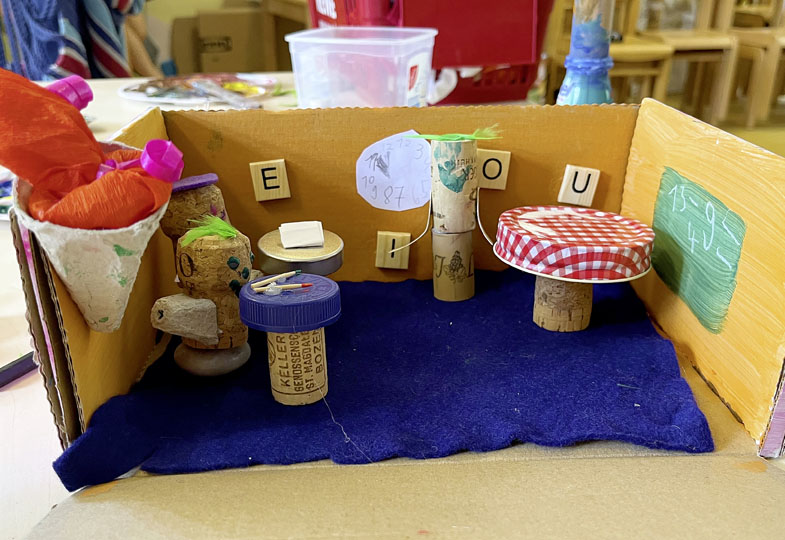 Schule im Schuhkarton: Ein Klassenzimmer im Miniaturformat gestalten