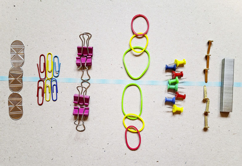 An der Line entlang: Spiegelbilder mit verschiedenen Materialien legen