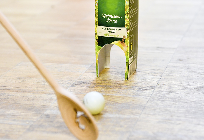 Minigolf aus Kochlöffel und Tischtennisball