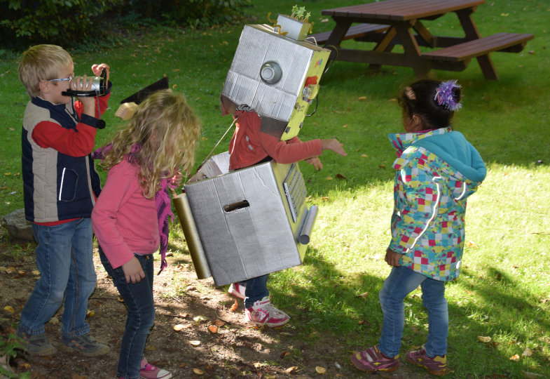 Kind mit Roboterkostüm