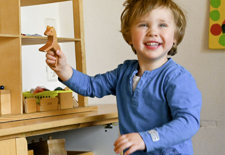 Kind hält eine Pferdefigur