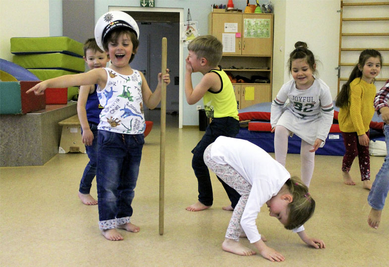 Kinder in der Turnhalle