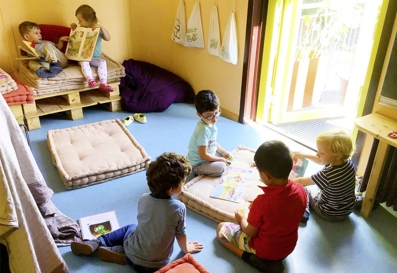Kinder sitzen auf dem Boden im Innenraum