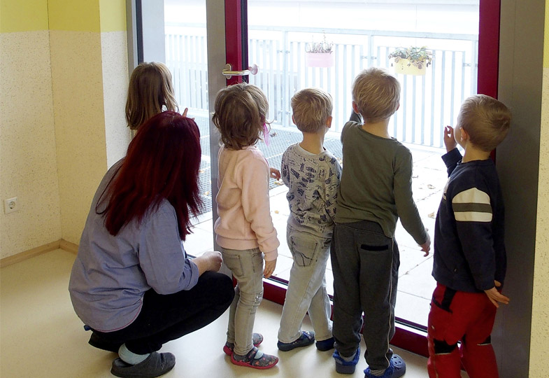 Kinder schauen aus dem Fenster