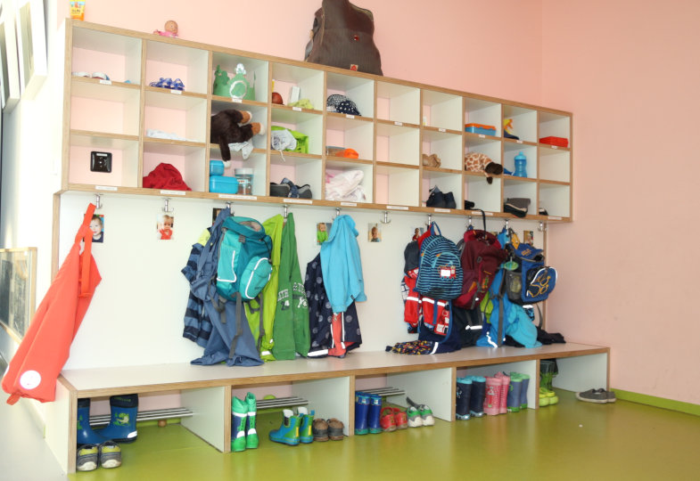 Eine gut strukturierte und gestaltete Garderobe entspannt die Umziehsituation für Krippenkinder