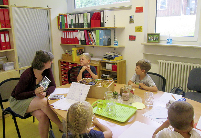 Kinder sitzen am Tisch