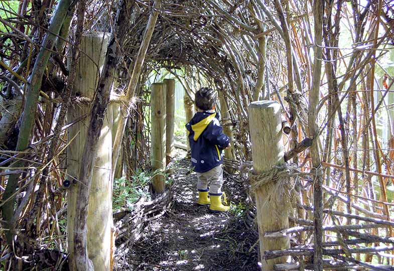 Kind im Wald
