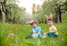 Kinder im Garten mit Osterhasenohren