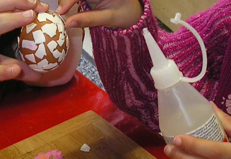 Ein Ei wird im Mosaik-Style gestaltet.