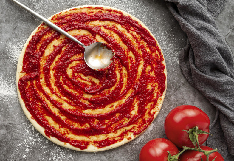 Pizzateig und Tomatensoße: Ein Rezept zum Kochen mit Kindern