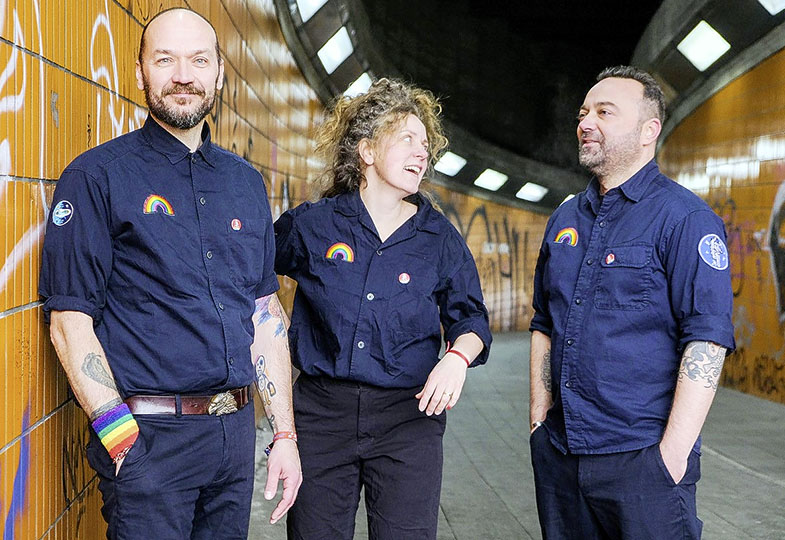 Drei Personen in einer Uniform