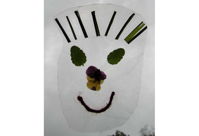 Aus Blüten gestaltetes Fensterbild.