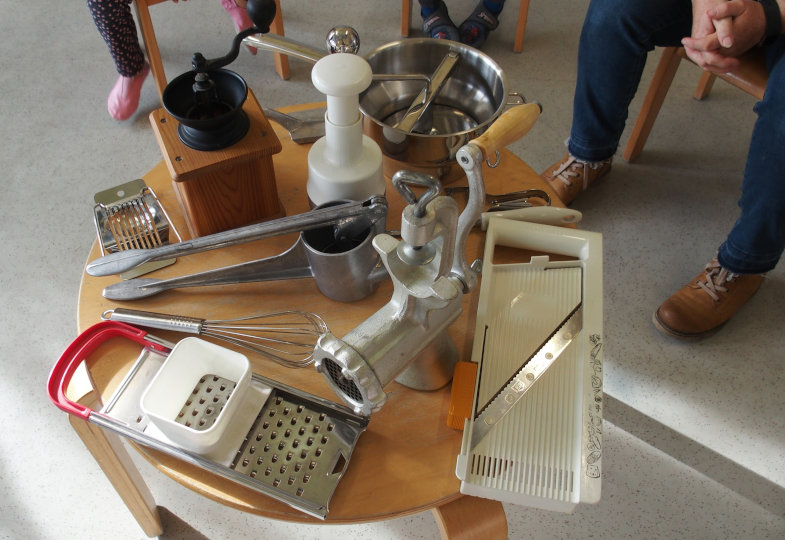 Küchenarbeitsgeräte auf einem Tisch