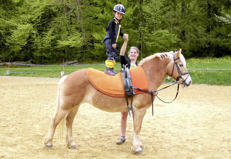 Zwei Personen mit einem Pferd