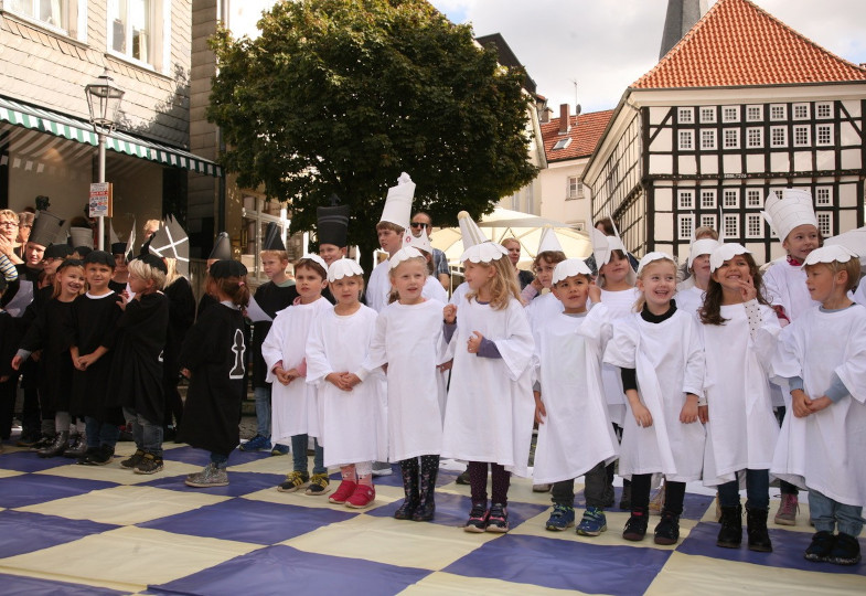 Mehrere Kinder verkleidet als Schachfiguren.