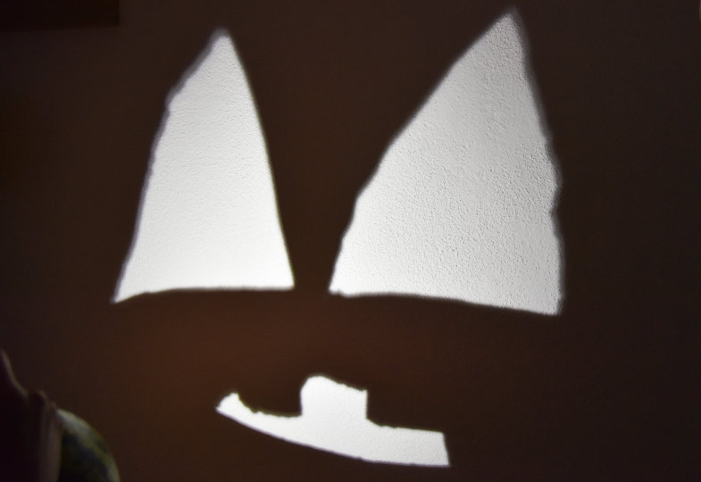 Schatten von einem Kürbis an der Wand
