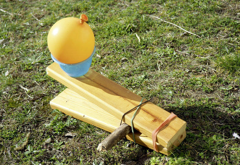 Schleuder, geladen mit einer Wasserbombe