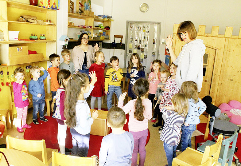 Kinder stehen gemeinsam im Innenraum