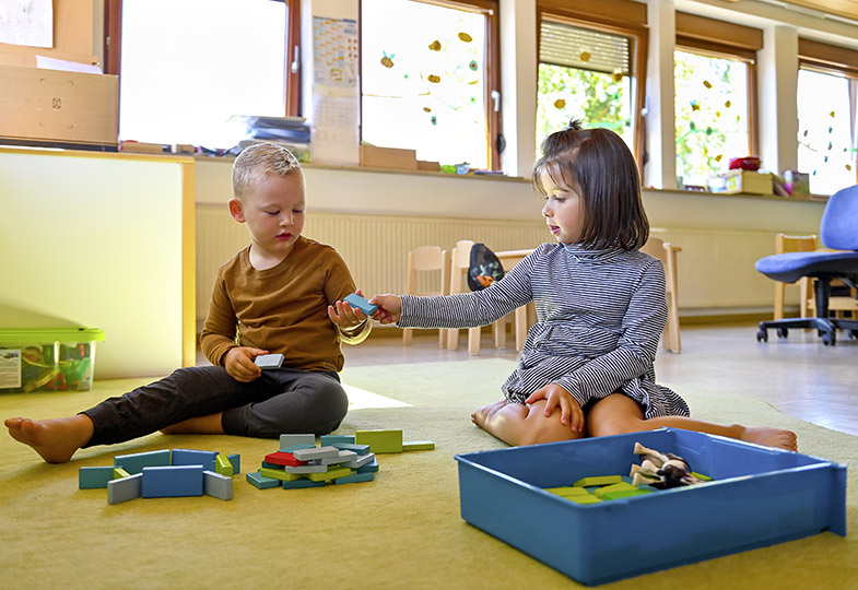 Zwei Kinder im Innenraum
