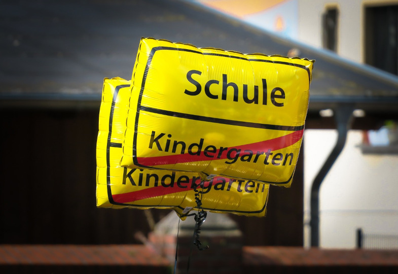 Luftballon, mit dem Aussehen eines Straßenschild, welches 