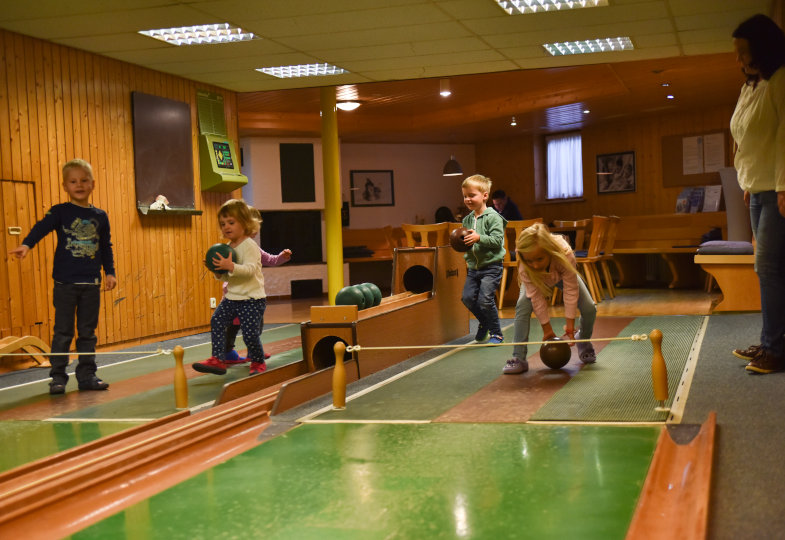 Auf der Kegelbahn erproben sich die Kinder in einer neuen Sportart …