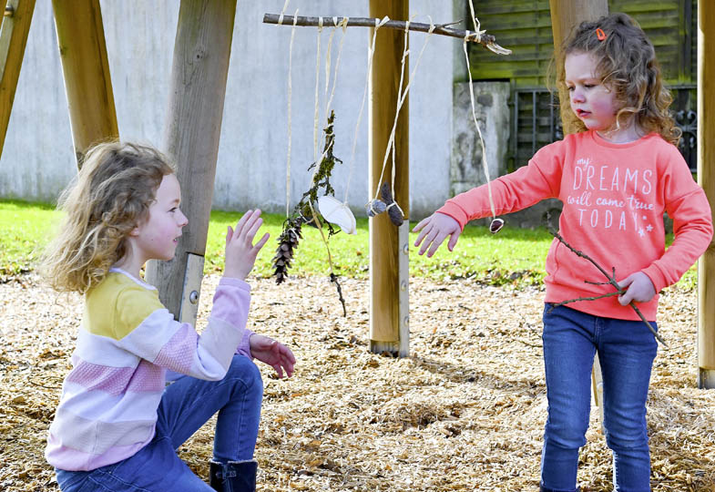 Zwei Kinder und eine bewegliche Skulptur