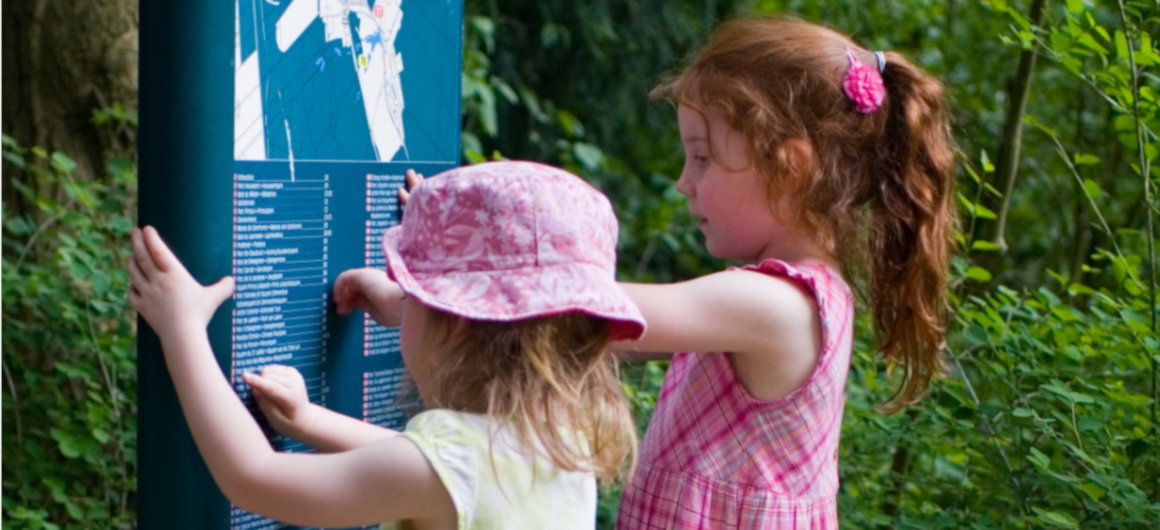 Zwei Kinder an einer Infotafel
