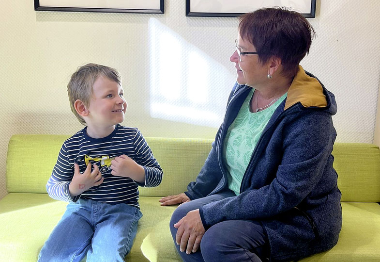 Erwachsene Person und Kind auf der Couch