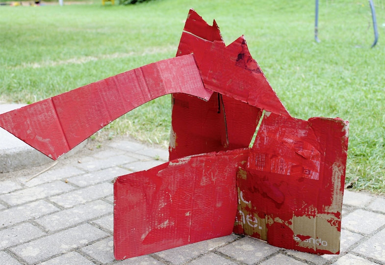 Gebastelte Figur aus Karton