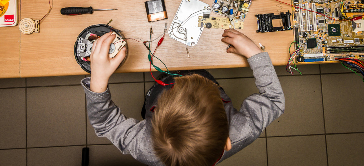 Ein Kind arbeitet mit Technik