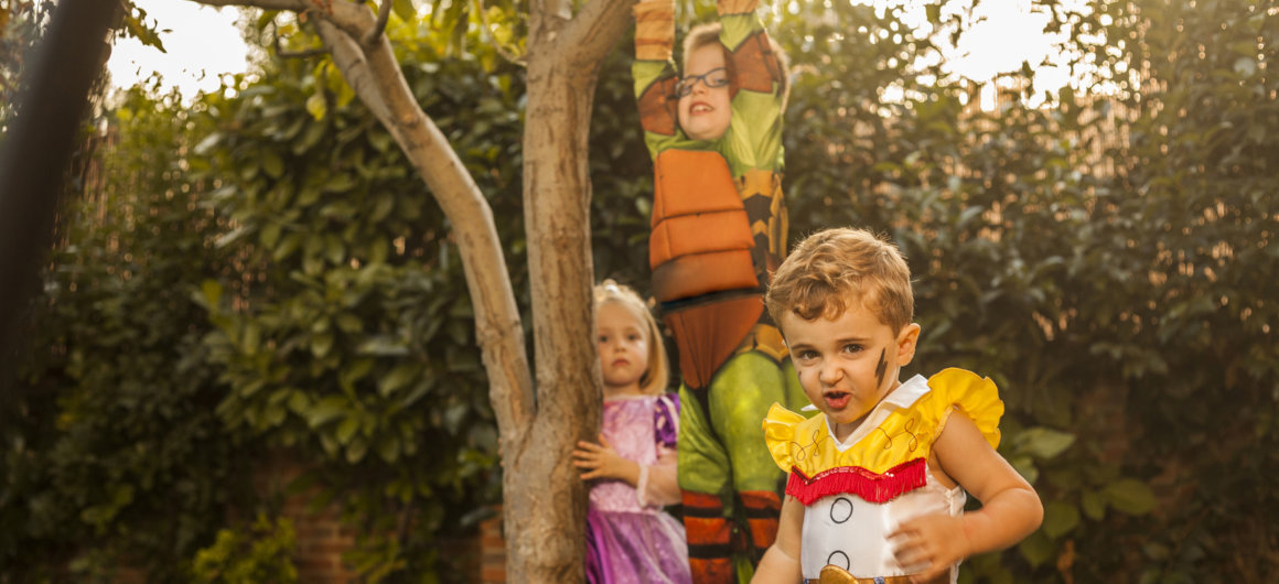 Kinder spielen im Garten ein Theater & Rollenspiel