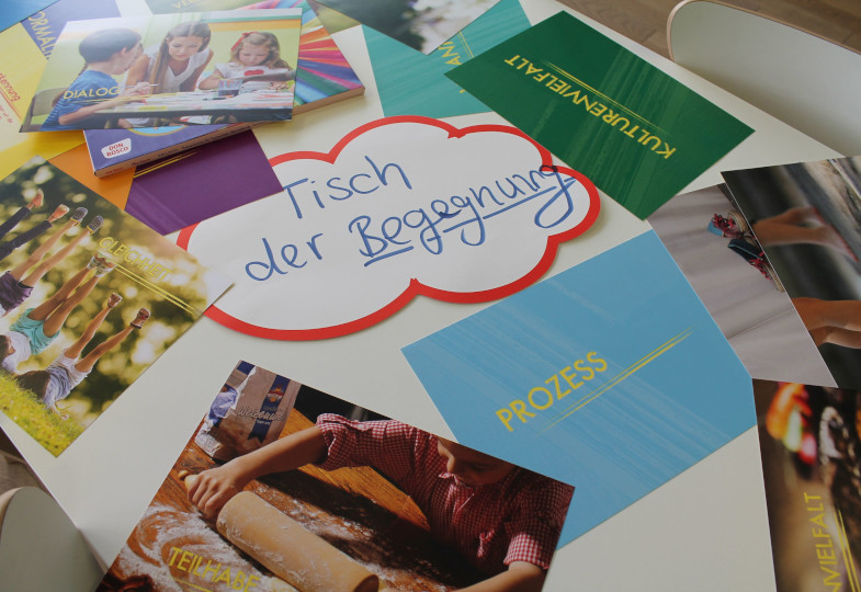Ein Tisch, auf dem ein großes Papier mit der Aufschrift 