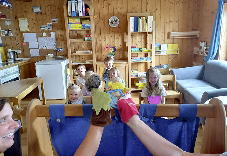 Kinder schauen beim Handpuppentheater zu