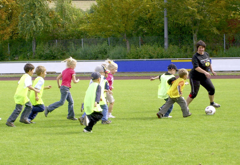 Kindergruppe am Fußball spielen