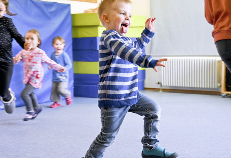 Kinder in der Turnhalle