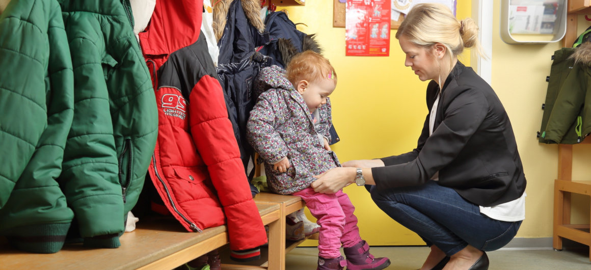 Kind in der Garderobe in der Kita