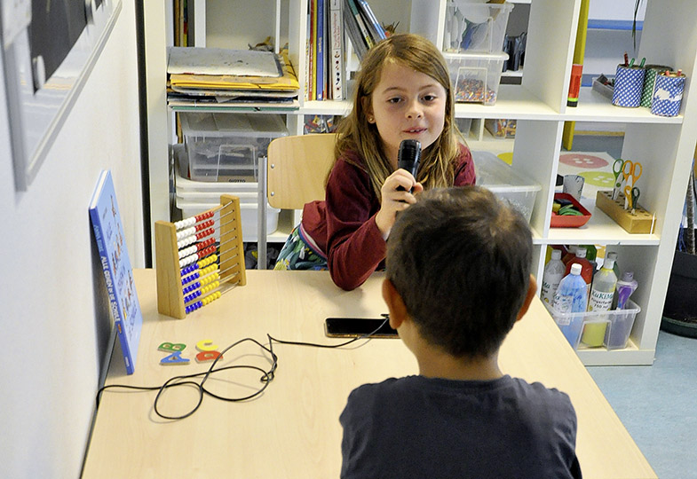 Nachgefragt: Die Grundschule kennenlernen und vor Ort Interviews führen