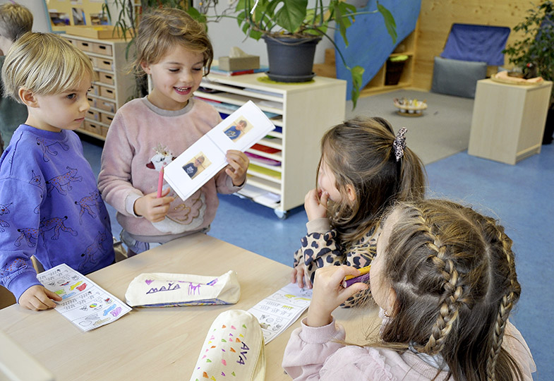 Kinder betrachten ihre gemalten Bilder