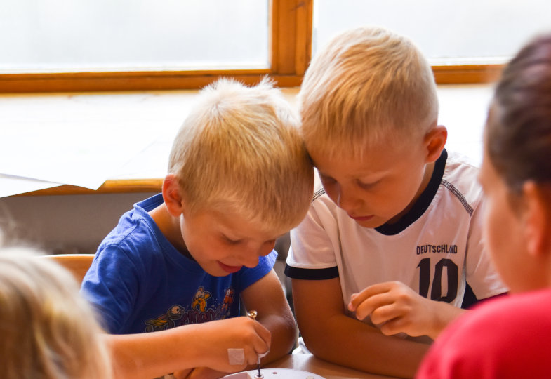 Wie sieht’s da drinnen aus? Um Antworten zu finden, öffnen die Kinder die digitale Waage mit einem Schraubendreher