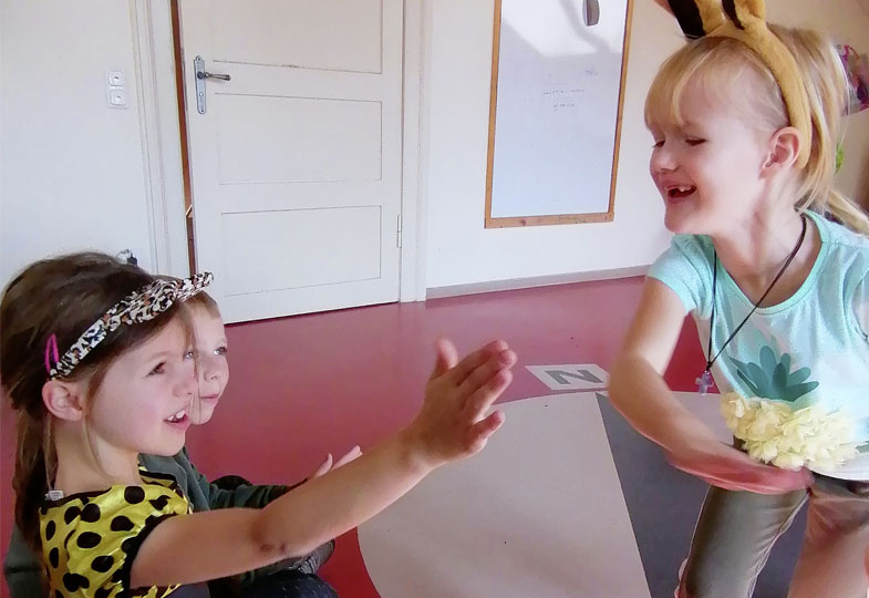 Drei Kinder im Innenraum