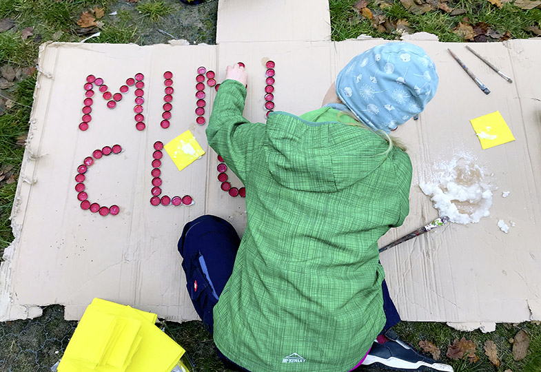 Kind erstellt ein Mosaikschild