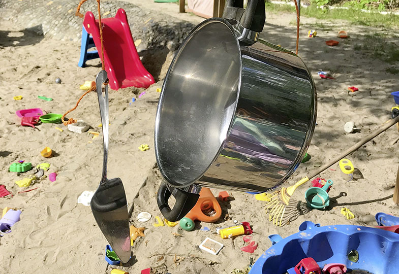 Ein Kochtopf auf dem Spielplatz