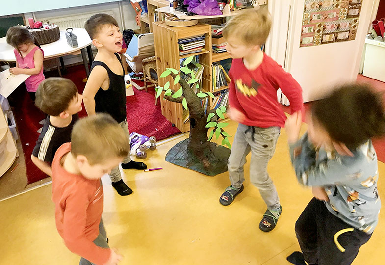 Kinder stehen im Kreis im Innenraum
