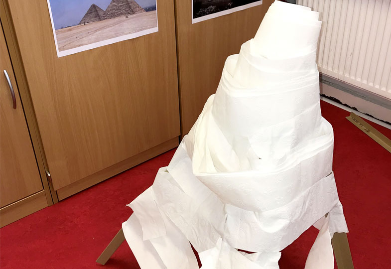 Eine Pyramide aus Toilettenpapier