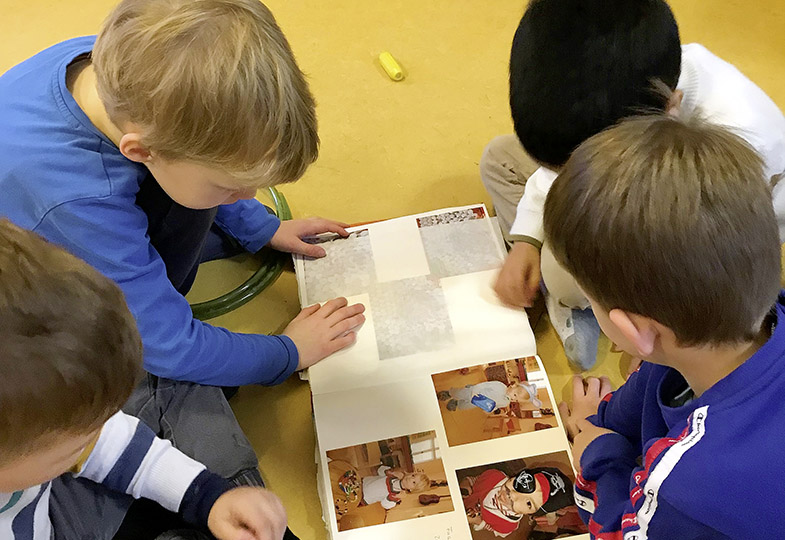 Kinder schauen sich ein Fotoalbum an