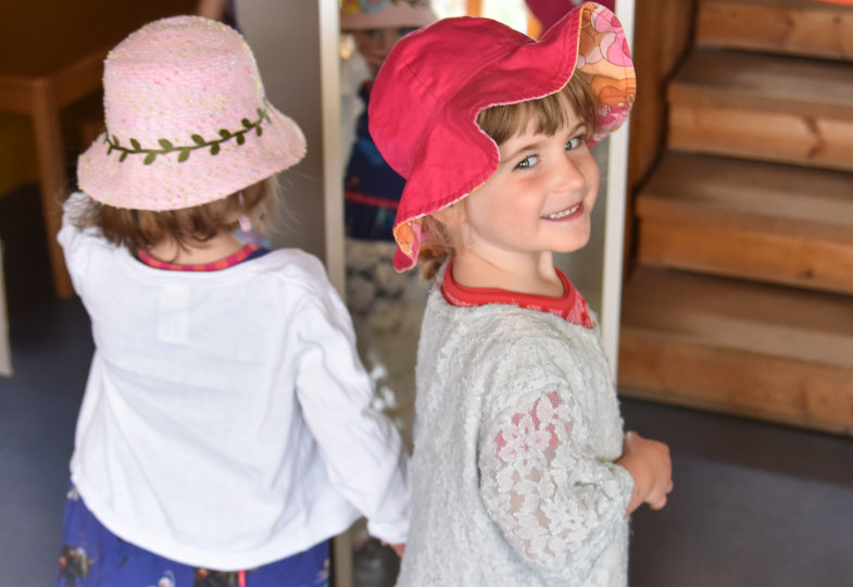 Als feine Dame mit Hut und Spitzenkleid durch die Kita flanieren: Kinder sammeln mit Textilien vielfältige ästhetische Erfahrungen