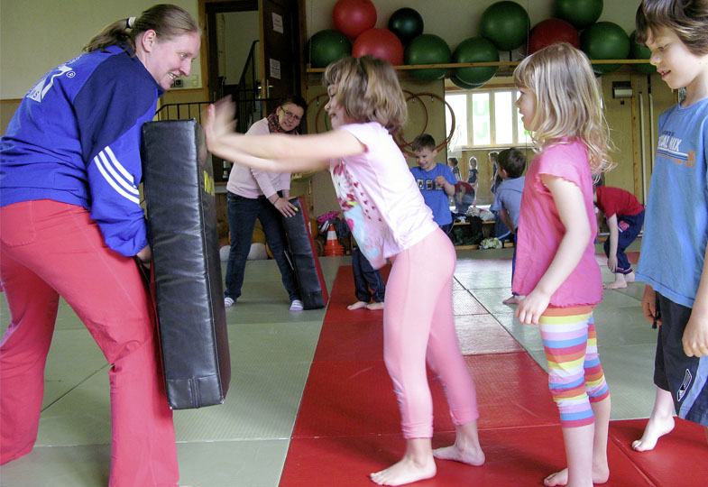 Kinder und eine erwachsene Person